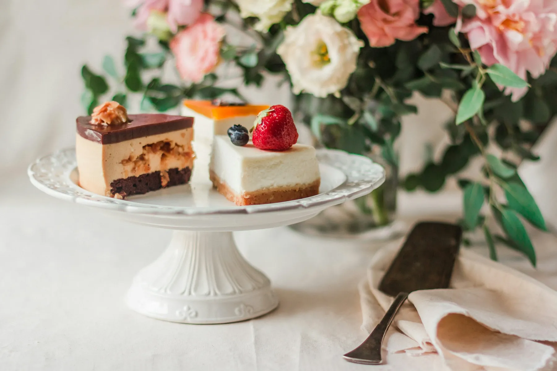 Fatias de torta em boleira com flores